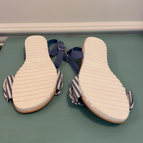 NWOT!  Girls Blue and White Striped Bow Sandals.  Size 3 - Picture 2 of 2